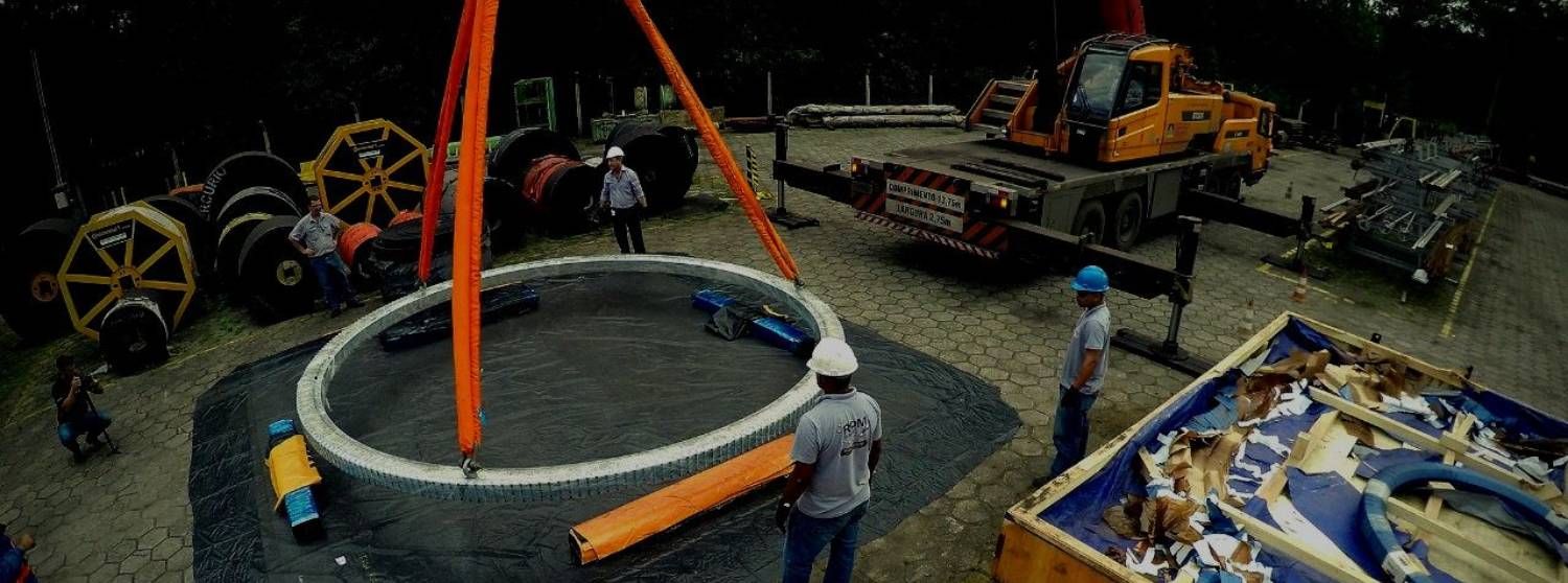 Equipe Içando Um Rolamento De Grande Diâmetro No Pátio